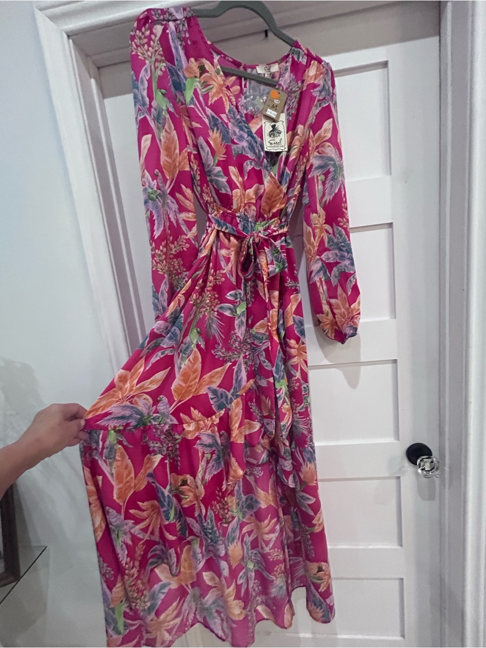 NWT size M “Easel” Women’s Floral Hi-Lo Tie-Waist Maxi Dress - Pink
